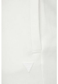 Guess spodnie dresowe kolor biały melanżowe. Kolor: biały. Materiał: dresówka. Wzór: melanż #4