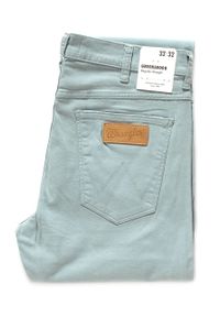 Wrangler - WRANGLER SPODNIE MĘSKIE GREENSBORO CHINOIS GREEN W15QKD33M. Materiał: materiał