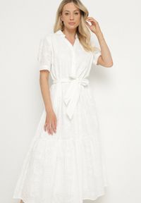 Born2be - Biała Bawełniana Sukienka Boho o Koszulowym Kroju z Haftowanej Tkaniny Roselithra. Okazja: na co dzień. Typ kołnierza: dekolt w kształcie V. Kolor: biały. Materiał: bawełna, tkanina. Długość rękawa: krótki rękaw. Wzór: haft. Typ sukienki: koszulowe. Styl: boho #5