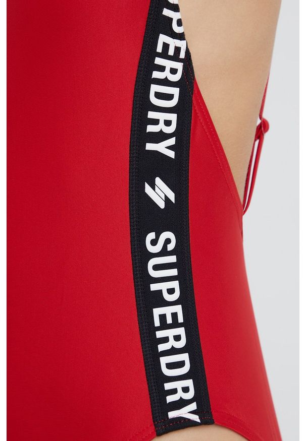 Superdry jednoczęściowy strój kąpielowy kolor czerwony miękka miseczka. Kolor: czerwony. Materiał: włókno, materiał, dzianina