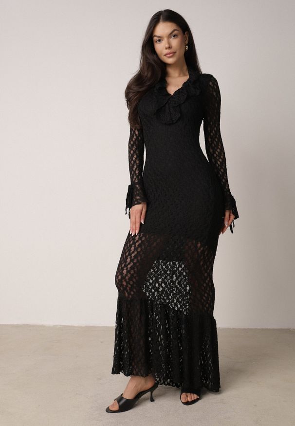 Born2be - Czarna Koktajlowa Sukienka Koronkowa z Dekoltem V i Falbanami Frevina. Okazja: na ślub cywilny, na wesele, na komunię. Typ kołnierza: dekolt w kształcie V. Kolor: czarny. Materiał: koronka. Wzór: koronka. Styl: wizytowy