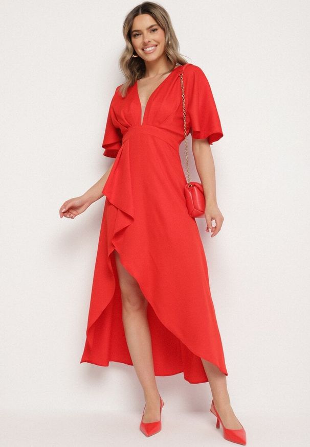 Born2be - Czerwona Koktajlowa Sukienka Vices o Asymetrycznym Kroju z Falbanką Finexia. Okazja: na ślub cywilny, na wesele, na imprezę. Kolor: czerwony. Wzór: aplikacja. Typ sukienki: asymetryczne. Styl: wizytowy