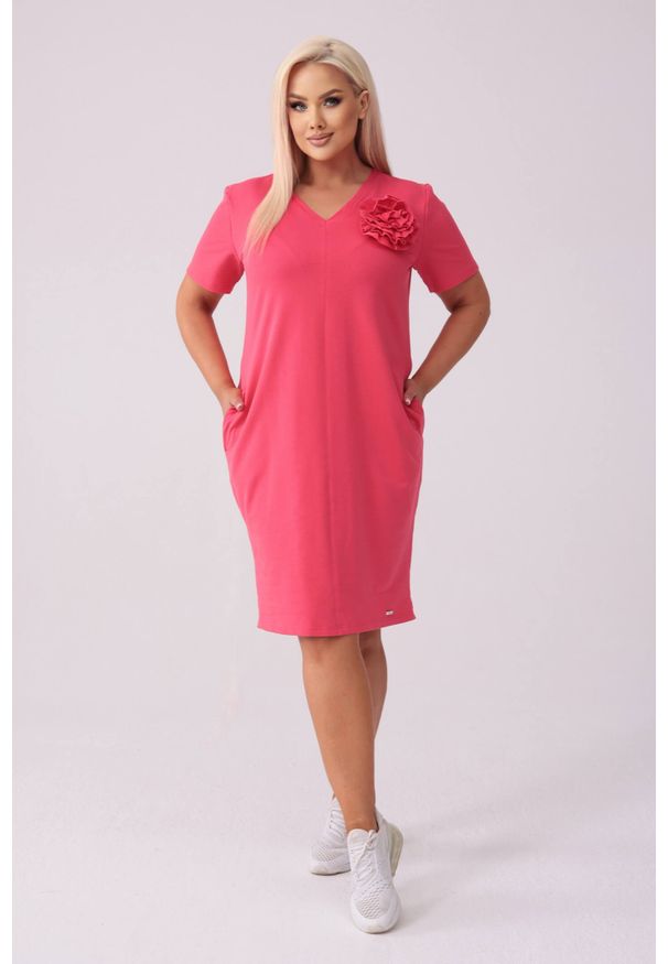 Moda Size Plus Iwanek - Koralowa sukienka Eloise - Casualowa Elegancja PLUS SIZE XXL LATO. Okazja: na co dzień. Kolekcja: plus size. Kolor: pomarańczowy. Materiał: tkanina, dzianina, dresówka, bawełna, elastan. Wzór: kwiaty. Sezon: lato. Typ sukienki: dla puszystych. Styl: casual