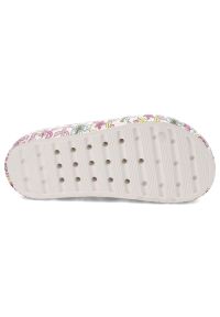 Różowe Stylowe Klapki Laura Vita Modne Buty Damskie. Okazja: na plażę. Kolor: różowy. Materiał: materiał. Wzór: kwiaty. Sezon: wiosna, lato. Styl: elegancki #9