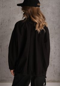 Renee - Czarna Oversizowa Kurtka Przejściowa o Kroju Bombki z Bawełny i Wiskozy Birana. Okazja: na co dzień. Typ kołnierza: kaptur. Kolor: czarny. Materiał: wiskoza, bawełna. Styl: casual #4