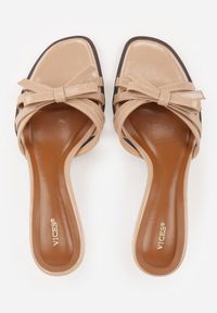 Renee - Ciemnobeżowe Klapki VICES na Obcasie Kaczuszka z Ozdobną Kokardką Hesephone. Okazja: na co dzień. Kolor: beżowy. Materiał: jeans. Obcas: na obcasie. Styl: casual. Wysokość obcasa: niski #8