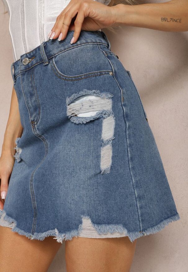 Renee - Niebieska Spódnica Jeansowa Mini Ozdobiona Licznymi Przetarciami Lerira. Kolor: niebieski. Materiał: jeans. Wzór: aplikacja