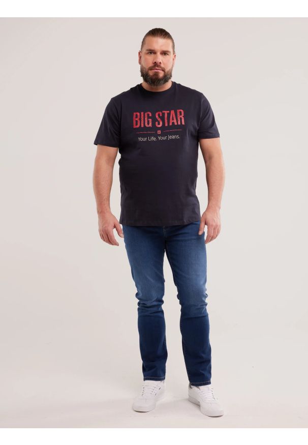 Big-Star - Koszulka męska o klasycznym kroju granatowa Bruno 403. Okazja: na co dzień. Kolor: niebieski. Materiał: denim, jeans, dzianina. Wzór: nadruk, napisy, aplikacja. Styl: klasyczny