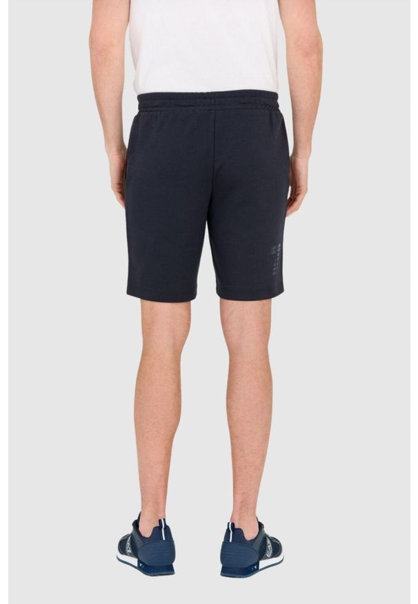 EA7 Emporio Armani - EA7 Granatowe męskie szorty dresowe, Rozmiar S. Kolor: niebieski. Materiał: bawełna, dresówka. Długość: krótkie. Wzór: aplikacja