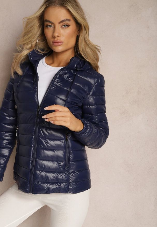 Renee - Granatowa Pikowana Kurtka z Odpinanym Kapturem Telianna. Kolor: niebieski. Styl: elegancki
