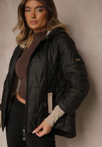 Renee - Czarna Kurtka z Pikowanymi Przeszyciami Kapturem i Warstwowymi Rękawami Tulamia. Okazja: na co dzień. Kolor: czarny. Materiał: jeans. Styl: casual