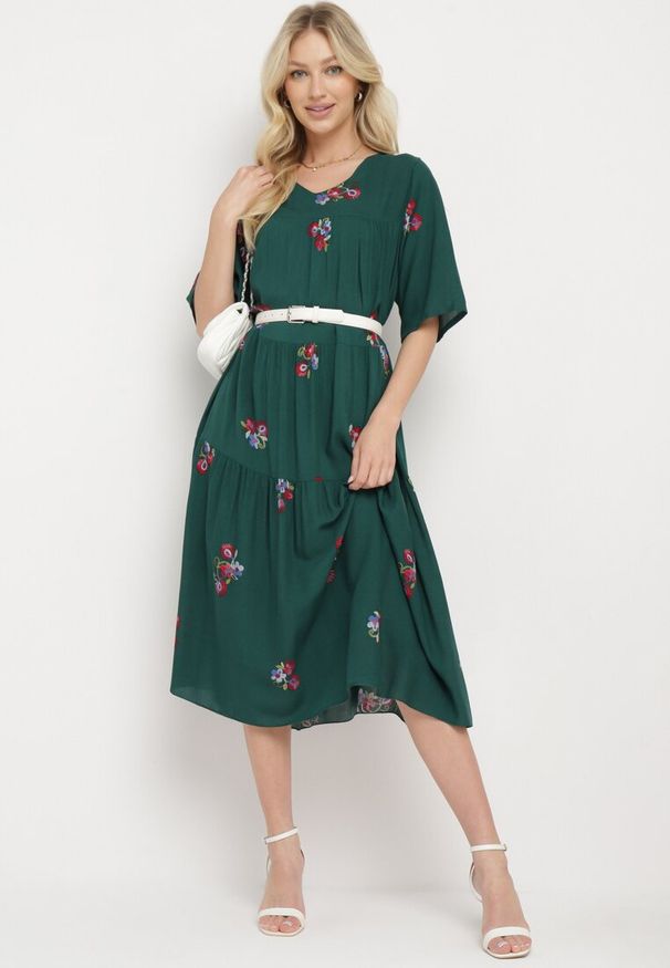 Born2be - Ciemnozielona Wiskozowa Sukienka o Rozkloszowanym Kroju z Krótkim Rękawem Givinia. Okazja: na co dzień, na imprezę. Kolekcja: plus size. Kolor: zielony. Materiał: wiskoza. Długość rękawa: krótki rękaw. Typ sukienki: proste, dla puszystych, rozkloszowane. Styl: elegancki, casual