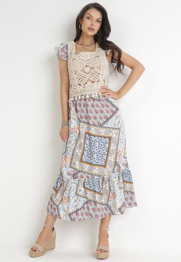 Born2be - Niebiesko-Beżowa Rozkloszowana Sukienka Maxi z Szydełkową Górą i Falbankami z Bawełny Madela. Typ kołnierza: kołnierz z falbankami. Kolor: niebieski. Materiał: bawełna. Sezon: wiosna, lato. Długość: maxi