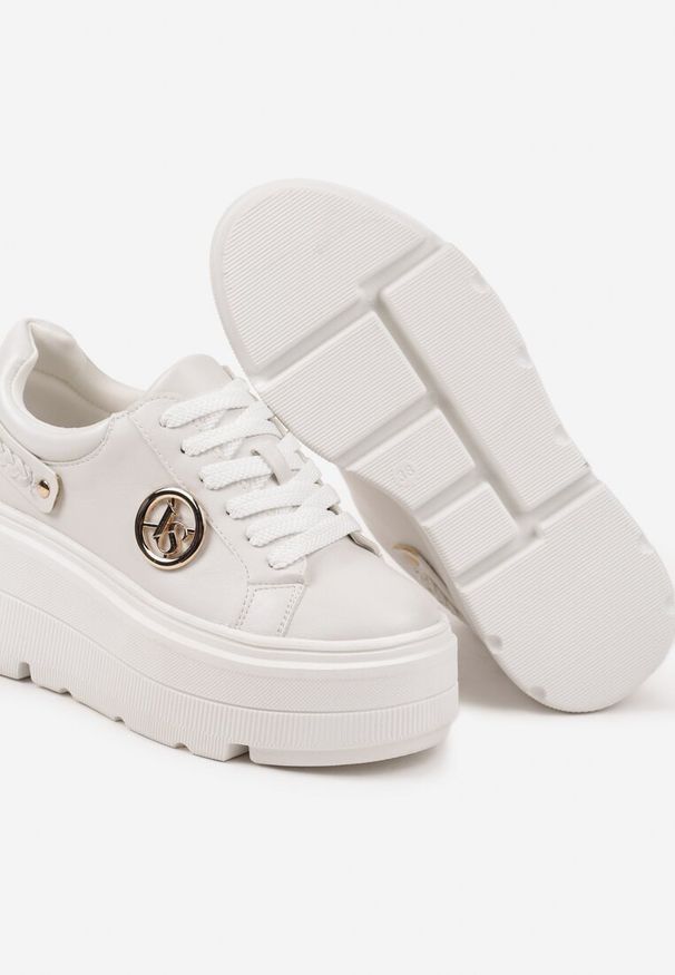 Renee - Białe Sneakersy Vices na Platformie Ozdobione Metaliczną Aplikacją Tatellia. Okazja: na co dzień. Kolor: biały. Materiał: jeans. Wzór: aplikacja. Obcas: na platformie