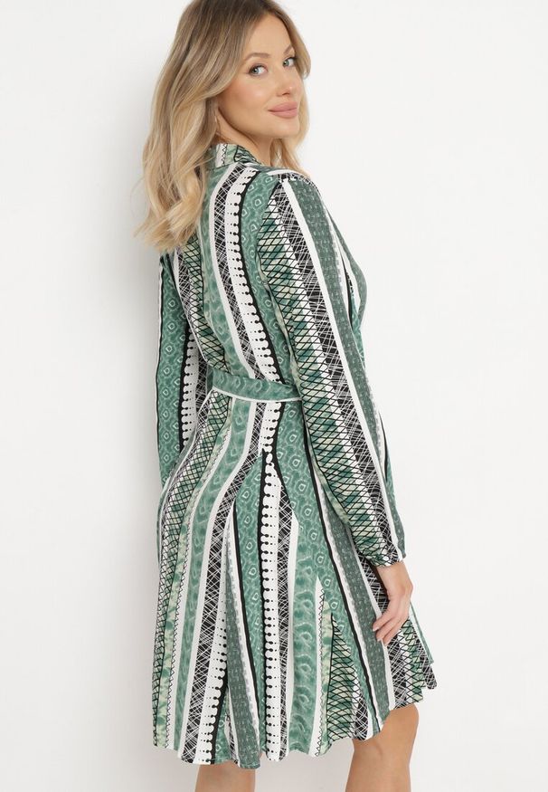 Born2be - Zielona Sukienka Koszulowa z Wiskozy Rozkloszowana z Materiałowym Paskiem Sigina. Okazja: do pracy. Kolor: zielony. Materiał: wiskoza, materiał. Długość rękawa: długi rękaw. Typ sukienki: koszulowe