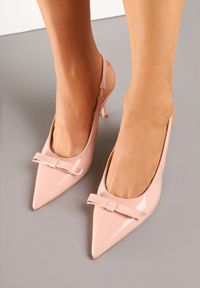 Renee - Różowe Lakierowane Sandały Szpilki Vices Typu Slingback z Kokardą Dorozia. Okazja: na co dzień, na spotkanie biznesowe. Kolor: różowy. Materiał: lakier. Obcas: na szpilce. Styl: klasyczny, casual, biznesowy, elegancki. Wysokość obcasa: średni #2