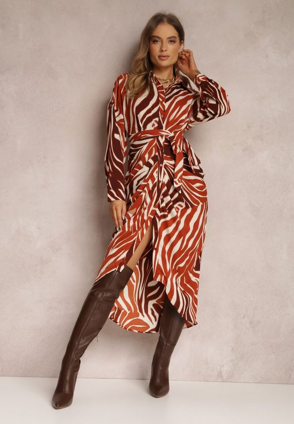 Renee - Brązowa Sukienka Koszulowa w Zebrę Maimuna. Kolor: brązowy. Materiał: tkanina. Wzór: motyw zwierzęcy. Typ sukienki: koszulowe