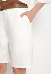 Born2be - Białe Eleganckie Szorty z Wiskozą z Dodatkowym Paskiem z Klamrą Aranielle. Okazja: na co dzień, na spotkanie biznesowe. Stan: podwyższony. Kolor: biały. Materiał: wiskoza. Styl: elegancki #5