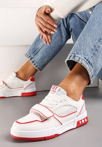 Born2be - Biało-Czerwone Sneakersy przed Kostkę z Paskiem na Rzep i Ozdobnymi Przeszyciami Elicela. Okazja: do pracy, na co dzień. Wysokość cholewki: przed kostkę. Zapięcie: rzepy. Kolor: biały. Szerokość cholewki: normalna. Wzór: aplikacja #6