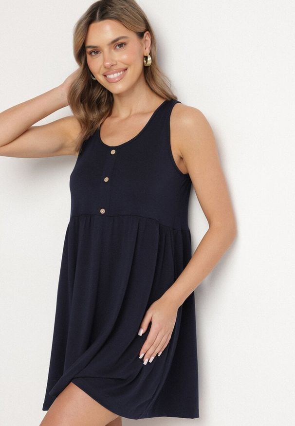 Born2be - Granatowa Sukienka o Rozkloszowanym Kroju na Szerokich Ramiączkach z Guzikami Jenovira. Okazja: na co dzień. Kolor: niebieski. Długość rękawa: na ramiączkach. Styl: casual