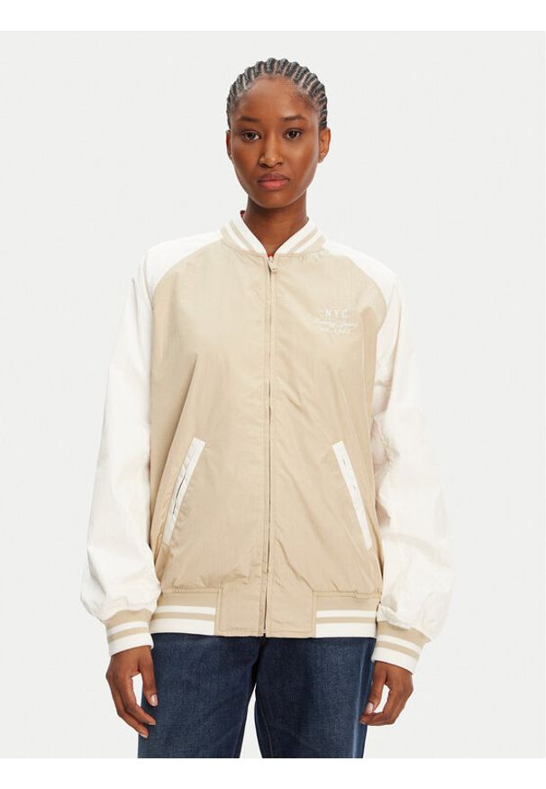 Tommy Jeans Kurtka bomber Souvenir DW0DW21432 Beżowy. Kolor: beżowy. Materiał: syntetyk