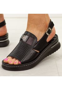 Czarne skórzane sandały damskie Jezzi 9760. Okazja: na co dzień, na spacer. Kolor: czarny. Materiał: skóra. Wzór: aplikacja. Sezon: wiosna, lato. Obcas: na platformie. Styl: casual, klasyczny, elegancki #1