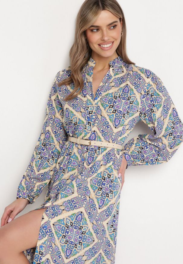 Born2be - Niebieska Rozkloszowana Sukienka z Wiskozy Zapinana na Guziki z Falbanką Nrines. Okazja: na co dzień. Typ kołnierza: dekolt w kształcie V. Kolor: niebieski. Materiał: wiskoza. Długość rękawa: długi rękaw. Styl: casual, elegancki