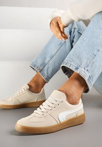 Renee - Beżowe Casualowe Sneakersy Typu Kultowe Tenisówki Ablerri. Okazja: na co dzień. Nosek buta: okrągły. Zapięcie: sznurówki. Kolor: beżowy. Materiał: materiał. Obcas: na obcasie. Wysokość obcasa: niski