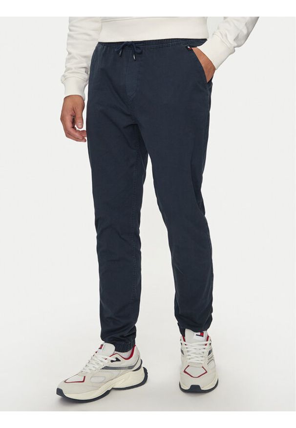 Tommy Jeans Joggery Austin DM0DM19487 Granatowy Slim Fit. Kolor: niebieski. Materiał: bawełna