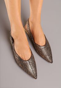 Renee - Szampańskie Sandały Vices Typu Slingback z Wkładką ze Skóry Naturalnej Rallora. Okazja: na co dzień, na spacer. Zapięcie: sprzączka. Kolor: złoty. Materiał: skóra. Wzór: nadruk. Obcas: na obcasie. Styl: elegancki, casual. Wysokość obcasa: średni