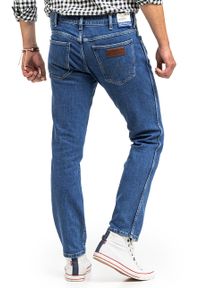 Wrangler - WRANGLER LARSTON MĘSKIE SPODNIE JEANSOWE COOL BLUE W18SKT32Q