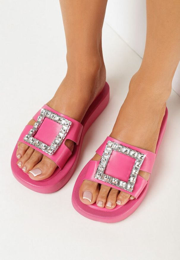 Born2be - Fuksjowe Klapki na Grubej Podeszwie z Metalową Ozdobą Ellisa. Kolor: różowy. Wzór: aplikacja