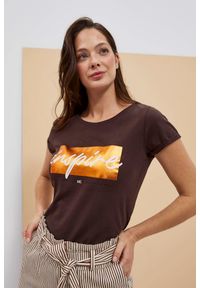 MOODO - T-shirt z napisem ciemnbrązowy. Materiał: elastan, bawełna. Wzór: napisy