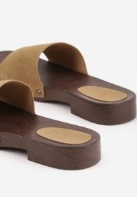 Born2be - Ciemnobeżowe Klapki Ozdobione Nitami Thronisei. Okazja: na co dzień. Kolor: beżowy. Materiał: jeans. Wzór: aplikacja. Styl: casual, klasyczny #9