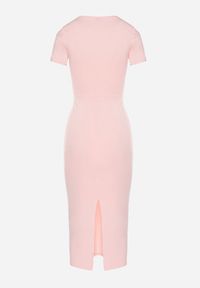 Born2be - Różowa Sukienka Dopasowana Bodycon z Dekoltem w Serek Efricene. Okazja: na co dzień. Typ kołnierza: dekolt w serek. Kolor: różowy. Materiał: jeans. Długość rękawa: krótki rękaw. Typ sukienki: bodycon. Styl: klasyczny, casual #5