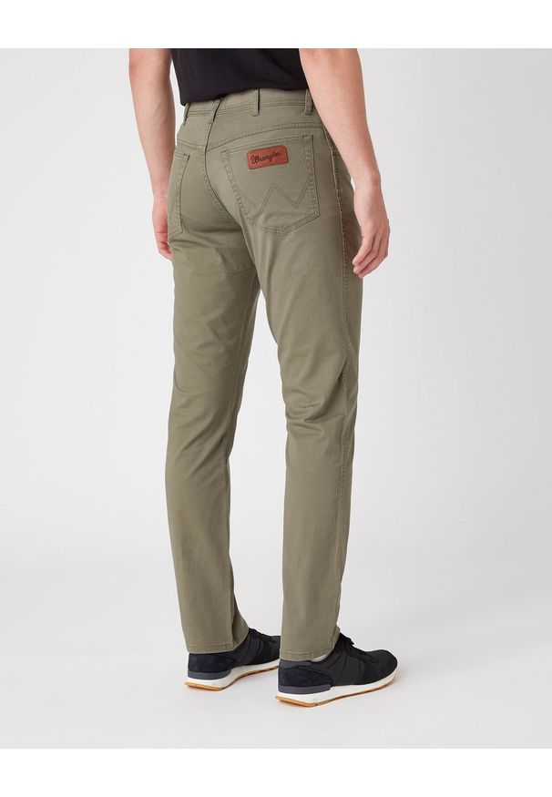 Wrangler - WRANGLER TEXAS SLIM MĘSKIE SPODNIE MATERIAŁOWE DUSTY OLIVE W12SWA275 112126533. Materiał: materiał