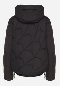 Born2be - Czarna Pikowana Kurtka o Pudełkowym Kroju z Kapturem i Ściągaczami Selizola. Okazja: na spacer. Typ kołnierza: kaptur. Kolor: czarny. Materiał: skóra, jeans. Styl: sportowy #5