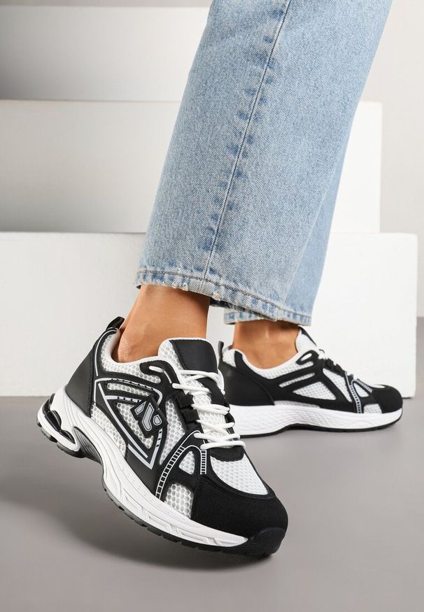 Renee - Czarne Sneakersy Ozdobione Geometrycznym Motywem Tasoti. Okazja: na co dzień. Kolor: czarny. Wzór: aplikacja, geometria