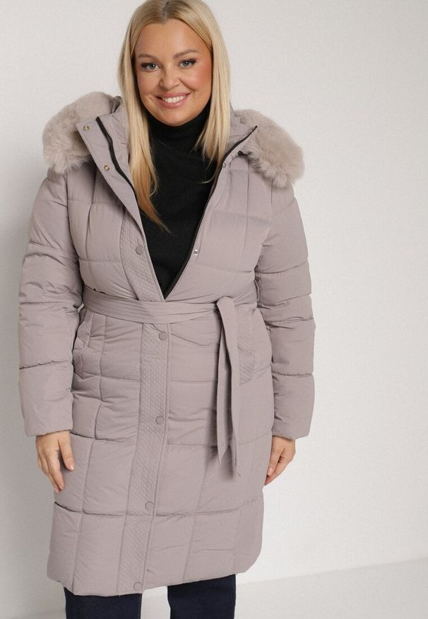 Born2be - Szara Pikowana Kurtka z Kapturem z Futrem i Wiązanym Paskiem Mevinatia. Okazja: na co dzień. Typ kołnierza: kaptur. Kolekcja: plus size. Kolor: szary. Materiał: futro. Styl: klasyczny, casual