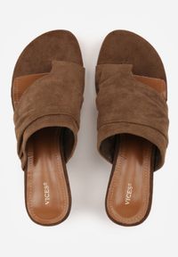 Renee - Ciemnobrązowe Klapki VICES na Kaczuszce o Fasonie Japonek z Paskiem na Palec Tinielle. Okazja: na randkę. Kolor: brązowy. Wzór: aplikacja. Sezon: lato. Obcas: na szpilce. Styl: klasyczny, elegancki. Wysokość obcasa: średni #8