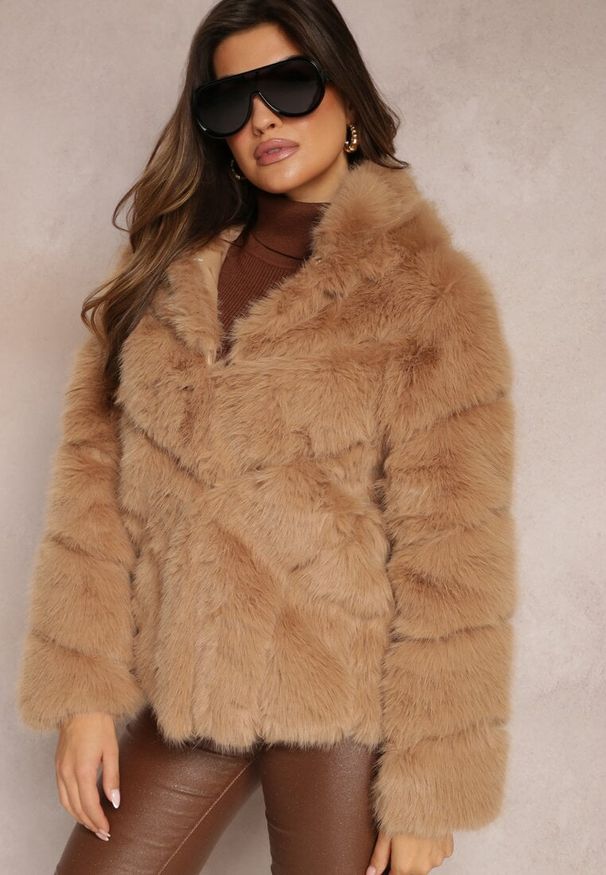 Renee - Ciemnobeżowa Kurtka z Futerkiem i Kapturem Haiattas. Kolor: beżowy. Materiał: futro. Wzór: aplikacja