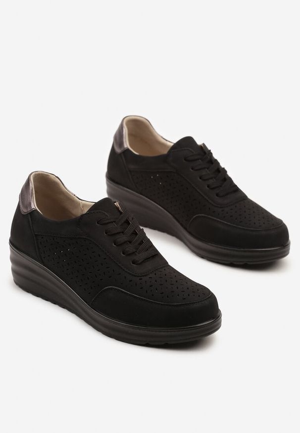 Born2be - Czarne Sneakersy W Stylu Półbutów na Koturnie z Ażurową Cholewką Varzedi. Okazja: na co dzień, na spacer. Kolor: czarny. Szerokość cholewki: normalna. Wzór: ażurowy. Sezon: lato. Obcas: na koturnie. Sport: turystyka piesza