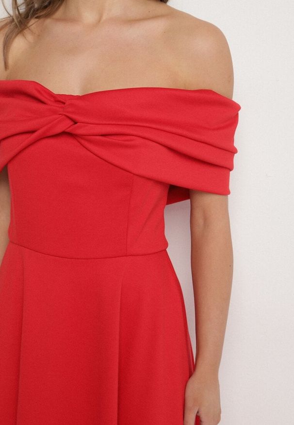 Born2be - Czerwona Rozkloszowana Sukienka z Odsłoniętymi Ramionami i Drapowaniem Odilene. Okazja: na imprezę. Kolor: czerwony. Sezon: lato. Typ sukienki: z odkrytymi ramionami. Styl: elegancki
