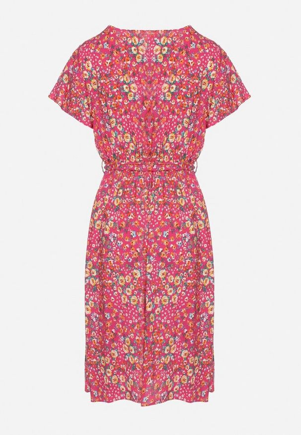 Born2be - Różowa Wiskozowa Kopertowa Sukienka Wiązana Materiałowym Sznurkiem z Gumką w Talii Zanlea. Typ kołnierza: dekolt w kształcie V. Kolor: różowy. Materiał: materiał, wiskoza. Długość rękawa: krótki rękaw. Sezon: lato. Typ sukienki: kopertowe