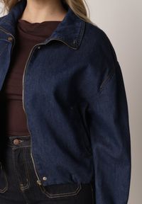 Born2be - Ciemnoniebieska Jeansowa Kurtka Przejściowa z Bawełny o Kroju Bombki z Kołnierzykiem Jotima. Okazja: na co dzień, na randkę. Kolor: niebieski. Materiał: bawełna, jeans. Styl: casual, elegancki #4