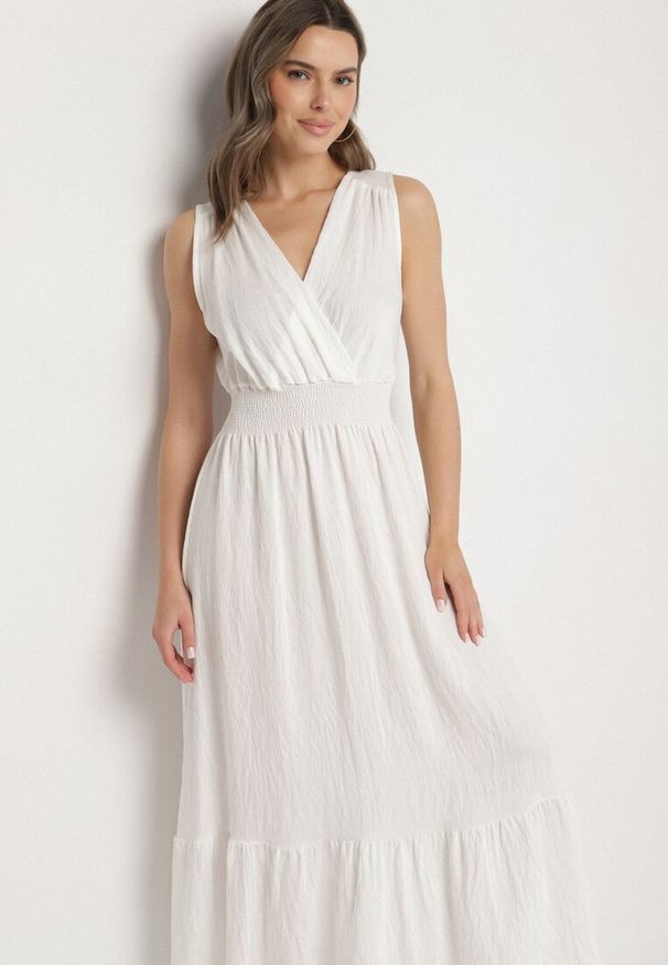 Born2be - Biała Sukienka o Rozkloszowanym Kroju Bez Rękawów z Kopertowym Dekoltem Filoria. Typ kołnierza: dekolt kopertowy. Kolor: biały. Długość rękawa: bez rękawów. Typ sukienki: kopertowe. Styl: elegancki