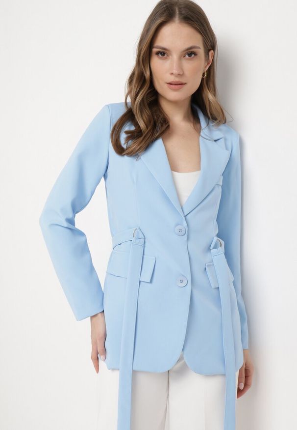 Born2be - Niebieska Marynarka Jednorzędowa z Ozdobnym Paskiem i Klapami Orianella. Okazja: na spotkanie biznesowe, do pracy. Kolor: niebieski. Materiał: jeans. Styl: elegancki, biznesowy