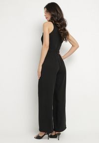 Born2be - Czarny Taliowany Kombinezon Ozdobiony Paskiem Dollivia. Okazja: na co dzień. Kolor: czarny. Wzór: aplikacja. Styl: elegancki, casual #4