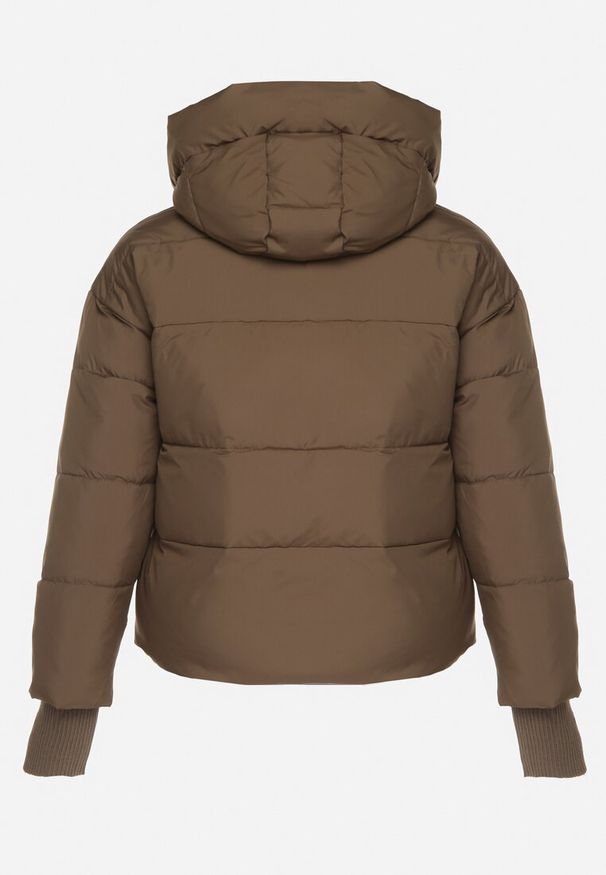 Born2be - Brązowa Pikowana Krótka Kurtka z Nieodpinanym Kapturem i Ozdobnymi Tasiemkami Mevannia. Okazja: na co dzień. Kolor: brązowy. Materiał: jeans. Długość: krótkie. Styl: casual