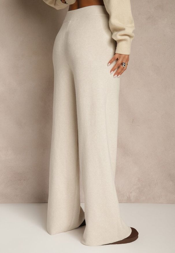 Renee - Jasnobeżowe Szerokie Spodnie Dzianinowe Ozdobione Sznurkami Meretusa. Okazja: na co dzień, do pracy, na spotkanie biznesowe. Stan: podwyższony. Kolor: beżowy. Materiał: dzianina. Wzór: aplikacja. Styl: biznesowy, klasyczny, casual